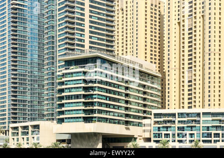 Windows der moderne Hochhäuser, Türme und Hotels von der Dubai Marina, Vereinigte Arabische Emirate Stockfoto