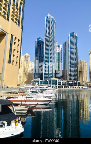 Futuristisch und moderne Hochhäuser, Türme und Hotels von der Dubai Marina, Vereinigte Arabische Emirate Stockfoto