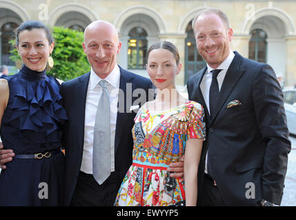 München, Deutschland. 2. Juli 2015. Regisseur Oliver Hirschbiegel (2-L), kommen seine Partner Vesselina Tchakarowa (L), Schauspielerin Katharina Schuettler und Schauspieler Johann von Buelow für die Preisverleihung des Friedenspreises der deutschen Filmindustrie "Sterben Bruecke 2015" (lit.) Die Brücke 2015) im Rahmen der 33. Münchner Filmfest in München, Deutschland, 2. Juli 2015. Hirschbiegel erhielt den Preis in der Kategorie "National" für seinen Film 'Elser - Er Haette sterben Welt Veraendert' (lit.) Elser - er würde die Welt verändert haben). Das Event läuft vom 25 Juni bis 04 Juli. Foto: Ursula Düren/Dpa/Alamy Live News Stockfoto