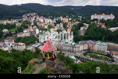 Blick auf Hirschsprung und Karlsbad, Hotel Imperial in hinten rechts, Karlovy Vary, Böhmen, Tschechien Stockfoto