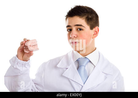 Ein Arzt des Kindes mit Akne-Haut im weißen Kittel mit einem Wachs hilft Kieferorthopädie freundlicher fühlen Stockfoto
