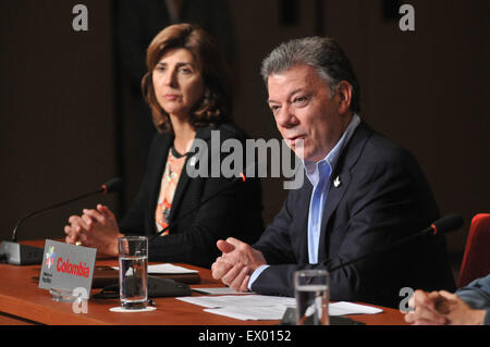 (150703)--PARACAS, 3. Juli 2015 (Xinhua)--Colombian President Juan Manuel Santos (R) besucht die 10. Pacific Alliance Summit in Paracas, Peru, auf 2. Juli 2015. (Xinhua/Luis Camacho) (Rtg) Stockfoto