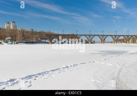 Winterlandschaft mit gefrorenen Dnepr-Fluss in der Stadt Dnepropetrovsk, Ukraine. Stockfoto