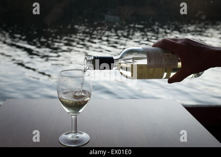 Weißwein gießen Stockfoto