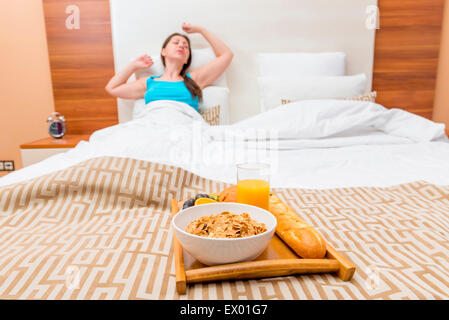 gesundes Frühstück im Bett junge Frau zu ernähren Stockfoto