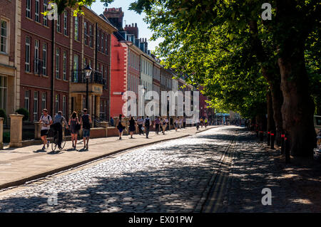 Menschen zu Fuß entlang Queens Quay am Queen Square in Bristol, England, UK Stockfoto
