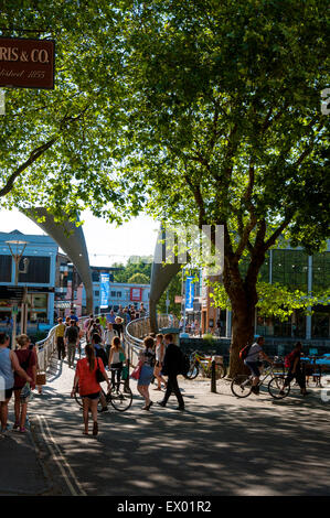 Menschen überqueren Peros Bridge St Augustine erreichen im Hafen von Bristol, Bristol, England. Stockfoto