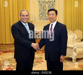 Peking, China. 3. Juli 2015. Chinese Vice President Li Yuanchao (R) trifft sich mit kolumbianischen Kongress Präsident Jose David Name Cardozo in Peking, Hauptstadt von China, 3. Juli 2015. © Liu Weibing/Xinhua/Alamy Live-Nachrichten Stockfoto