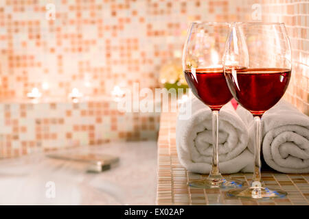 zwei Gläser Wein und brennenden Kerzen Nahaufnahme im Badezimmer Stockfoto