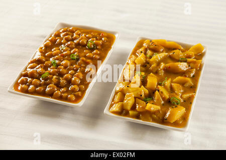 Indische/pakistanische Küche Aaloo Bhujia und Channa Stockfoto