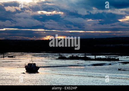 Fischerboot in die Mündung bei Abenddämmerung schlendern durch das Meer Northumberland England Coquet Stockfoto