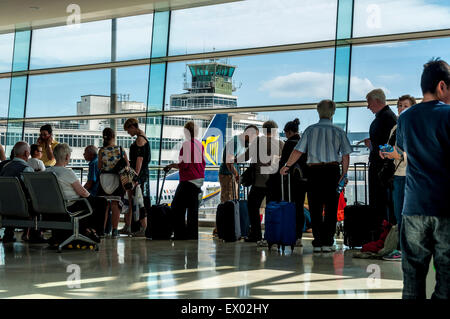 Warteschlange der Passagiere an Bord eines Ryanair-Flugs am Flughafen Dublin, Irland Stockfoto