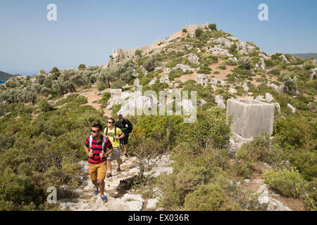 Trekking in der Nähe von Gräbern, Lykischen Weg, Männer Kalekoy, Demre, Simena, Türkei Stockfoto