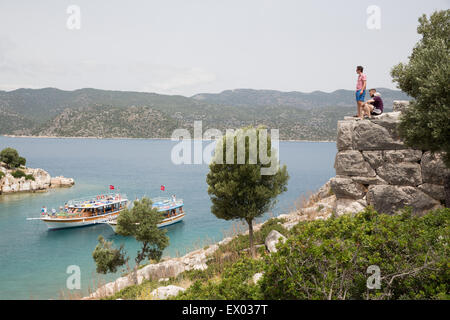 Zwei Männer, die mit Blick auf Küste auf dem Lykischen Weg, Türkei Stockfoto