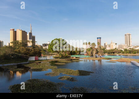 Blick auf See vor der Skyline von Nairobi, Kenia Stockfoto