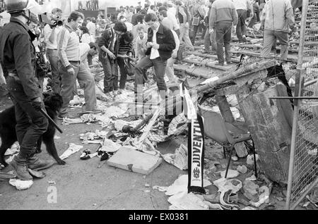 Warnung: GRAPHIC CONTENT Juventus V Liverpool, 1985 Europacup-Finale, Heysel-Stadion, Brüssel, Mittwoch, 29. Mai 1985. Katastrophe von Heysel-Stadion. 39 Menschen, meist Juventus-Fans, starb, als Raketen geworfen durch beide Sätze von Fans über eine Na entkommen Stockfoto