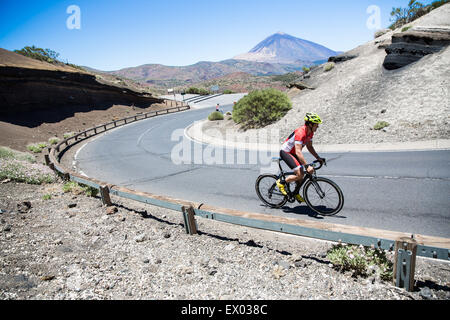 Männliche Radfahrer fahren kurvenreiche Straße, Teneriffa, Kanarische Inseln, Spanien Stockfoto