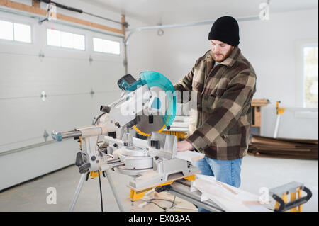 Tischler arbeiten mit Elektrowerkzeugen Stockfoto