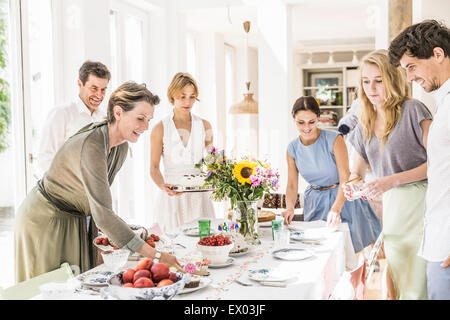 Familienteam auslegen Esstisch für party Stockfoto