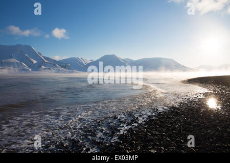 Blick auf sonnigen Küste und fernen Bergen, Spitzbergen, Norwegen Stockfoto