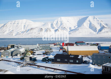 Ansicht von Industriegebäuden am Hafen, Longyearbyen, Svalbard, Norwegen Stockfoto