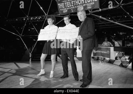 Labour Deputy Leader Roy Hattersley tanzt Lambada mit Champion Jane Mytton von Kings Norton in der Kuppel-Diskothek. 20. März 1990. Stockfoto