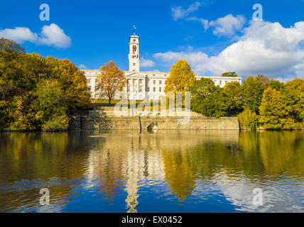 Herbstfarben Highfields Park Trent Building und Highfields Lake Nottingham University Park Nottingham Nottinghamshire England Großbritannien GB EU Europa Stockfoto