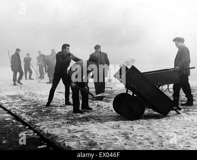 Goodison Park, Heimat von FC Everton, das Fußballstadion befindet sich in Walton, Liverpool, England. Ca. 1958. Stellplatz mit Schnee bedeckt. Stockfoto