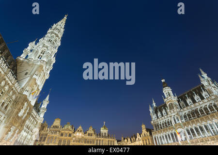 Blick auf Rathaus, Hôtel de Ville, Maison des Roi auf Grand Place bei Nacht, Brüssel, Belgien Stockfoto
