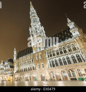 Ansicht des Hotel de Ville am Grand Place in der Nacht, Brüssel, Belgien Stockfoto