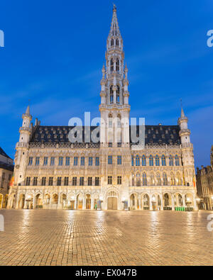 Blick auf Hotel de Ville am Grand Place in der Abenddämmerung, Brüssel, Belgien Stockfoto