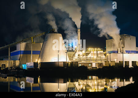 Ansicht der Zellstofffabrik und Schornsteine an Uferpromenade bei Nacht, Strait Of Juan De Fuca, Port Angeles, Washington State, USA Stockfoto