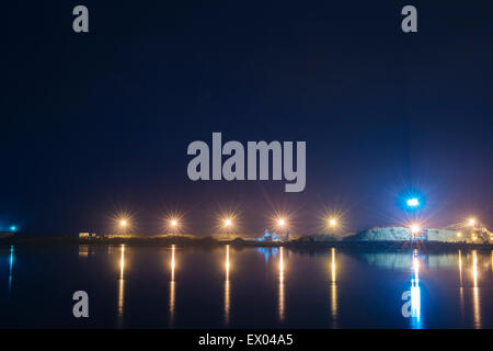 Fernsicht auf Zellstoff-Fabrik am Wasser bei Nacht, Strait Of Juan De Fuca, Port Angeles, Washington State, USA Stockfoto