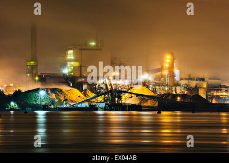 Zellstoff-Fabrik am Puget Sound Wasser bei Nacht, Tacoma, Washington State, USA Stockfoto