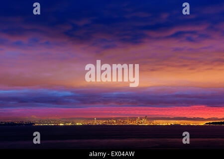 Fernblick auf die Lichter der Stadt über Puget Sound bei Nacht, Seattle, Washington State, USA Stockfoto