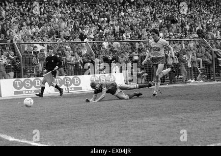 Birmingham 1-0 Leeds Division 2 Spiel, ausgetragen im St. Andrews Stadium. Gewalttätige Szenen am Ende nach Fans strömten auf den Platz. 11. Mai 1985. Stockfoto