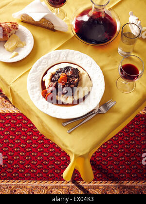 Draufsicht der Tabelle mit Wange Rindergulasch und roten Wein Karaffe Stockfoto