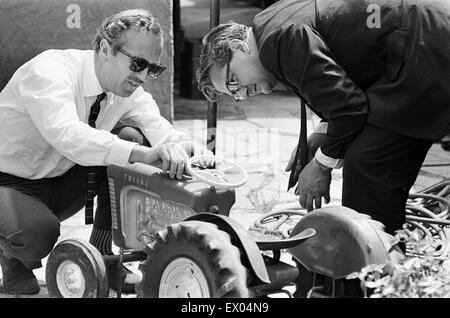 Garden Party zu Hause versuchen von Graham Hill, Motor Racing Fahrer, anlässlich seiner erfolgreichen Rückkehr aus Amerika, wo er bestritt und gewann das Indianapolis 500 (gehalten am 30. Mai) bei seinen ersten.  Abgebildete Colin Chapman (links), Gründer von Lotus Cars, ti Stockfoto