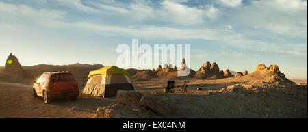 Panorama-Blick von Zelt und Geländewagen vor Trona Pinnacles, Trona, Kalifornien, USA Stockfoto