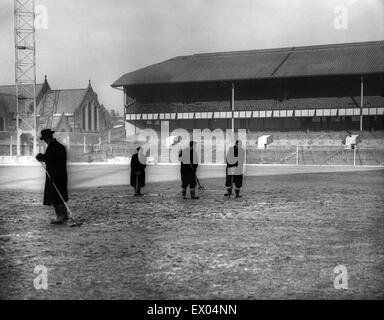 Goodison Park, Heimat von FC Everton, das Fußballstadion befindet sich in Walton, Liverpool, England. 10. Januar 1959. Der Schnee wird gelöscht und keine Spur von Eis ist eine gute Nachricht für Everton-Fans für heutige Fa Cup Spiel V Sunderland. Abgebildet, Mitglieder des gr Stockfoto