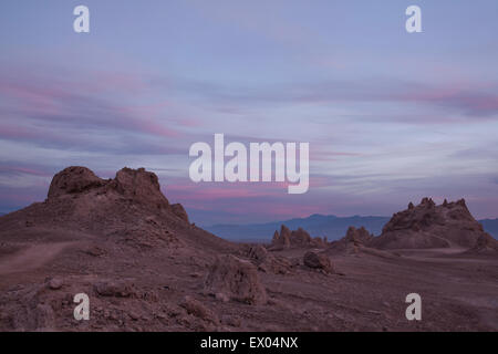 Ansicht von Trona Pinnacles in der Abenddämmerung, Trona, Kalifornien, USA Stockfoto