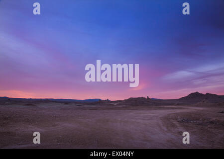 Blick auf die Wüstenlandschaft in der Abenddämmerung, Trona, Kalifornien, USA Stockfoto