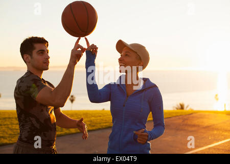 Zwei Freunde, die Basketball auf dem Finger balancieren Stockfoto