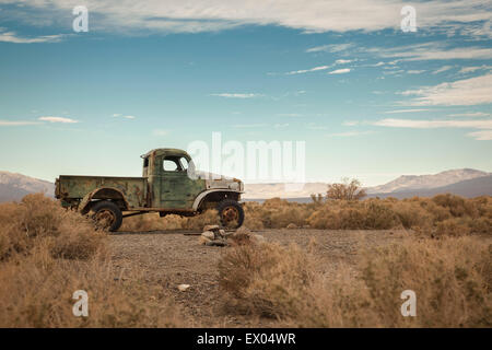 Verlassenen LKW in Wüstenlandschaft, Trona, Kalifornien, USA Stockfoto