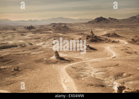 Erhöhte Ansicht von Trona Pinnacles und kurvige Wüstenstraße, Trona, Kalifornien, USA Stockfoto