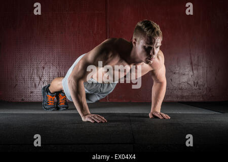 Mann tut Push-ups Stockfoto