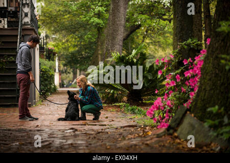 Paar mit Hund hinter Haus, Savannah, Georgia, USA Stockfoto