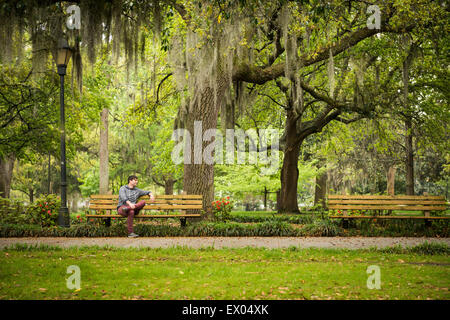 Mann am Park Bench, Savannah, Georgia, USA Stockfoto