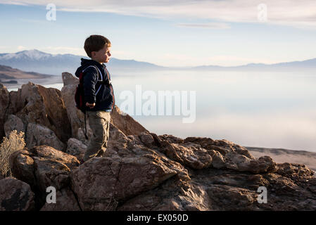 Kleinkind Wandern, Buffalo Point Trail, Antelope Island State Park, Utah, USA Stockfoto