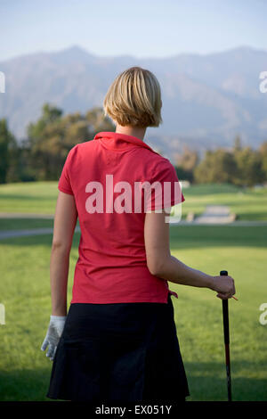 Junge Frau beim Golfen, Rückansicht Stockfoto